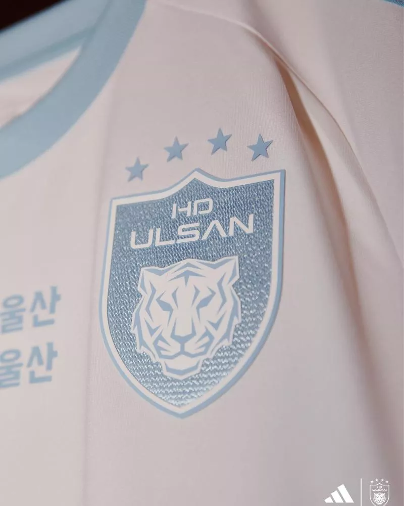 Le club sud-coréen d'Ulsan HD dévoile ses nouveaux maillots pour 2024