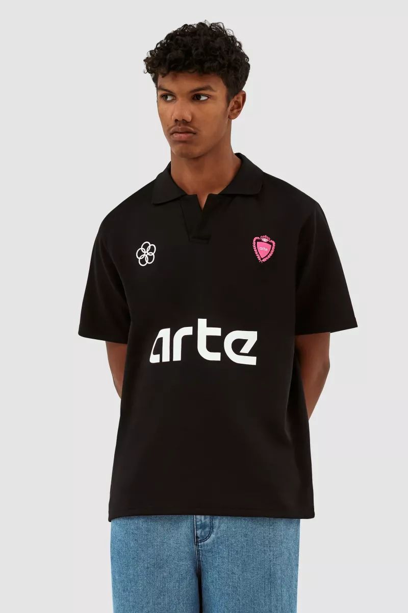 La marque Arte lance une nouvelle collection avec des maillots de foot