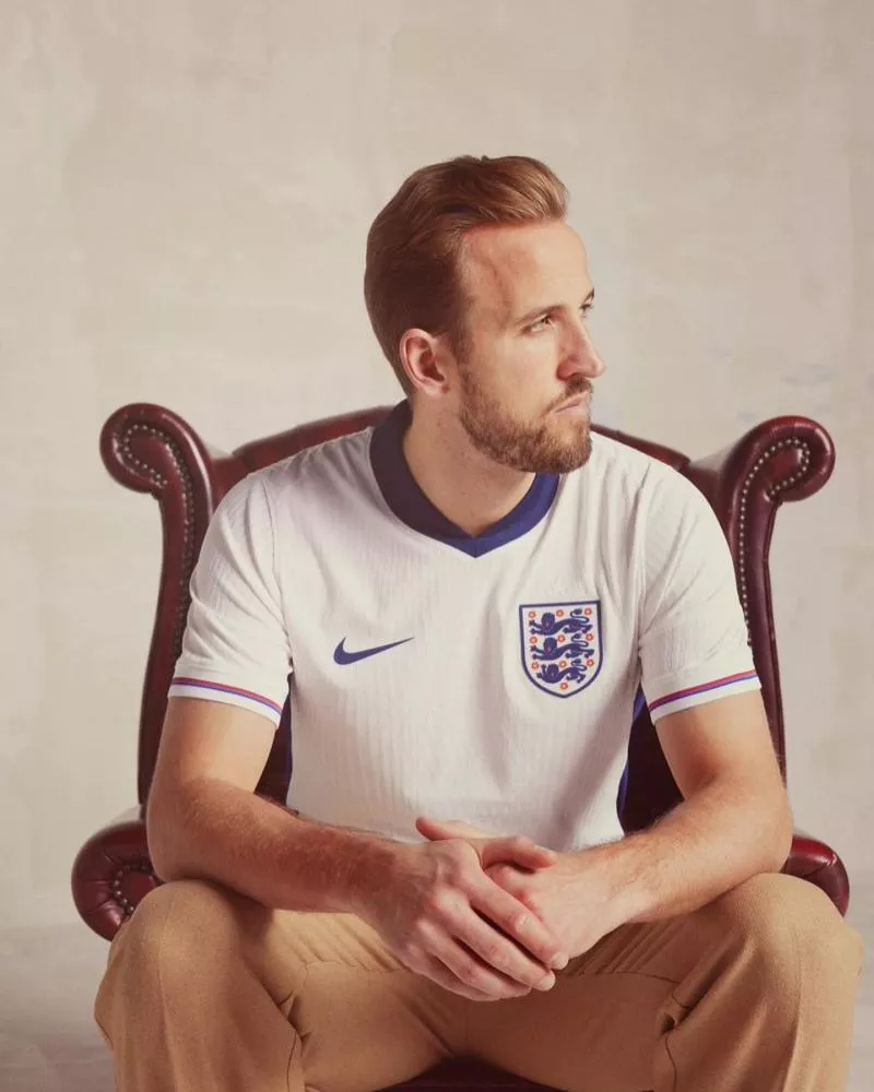 Pourquoi le nouveau maillot de l'Angleterre fait polémique