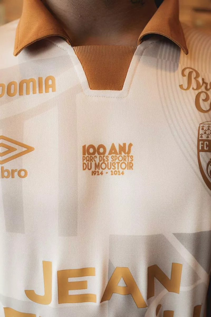 Le FC Lorient célèbre le 100e anniversaire du Moustoir avec un maillot collector