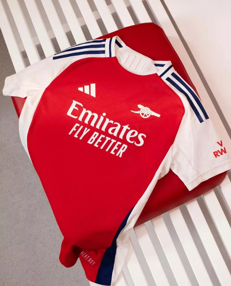 Arsenal lance un élégant maillot domicile pour la saison 2024-2025