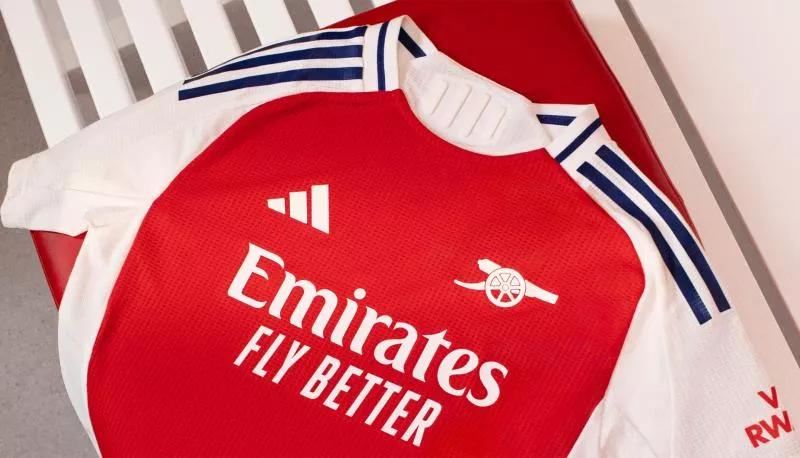 Arsenal lance un élégant maillot domicile pour la saison 2024-2025