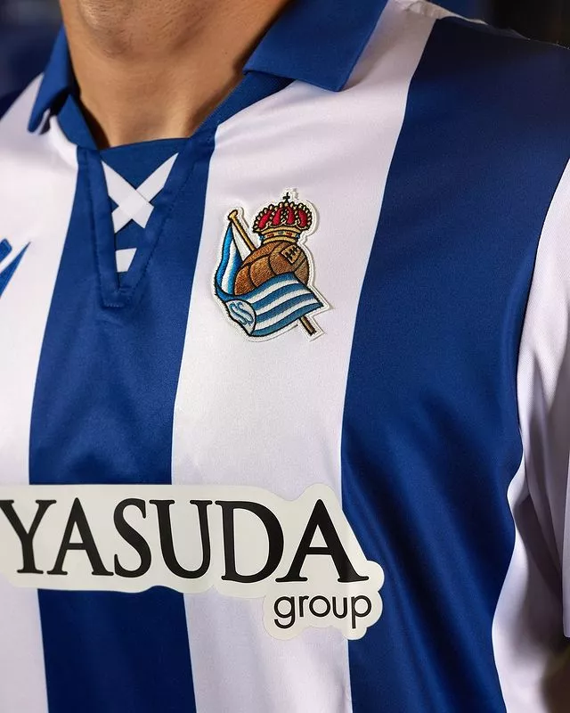 La Real Sociedad dévoile un nouveau maillot domicile au style rétro