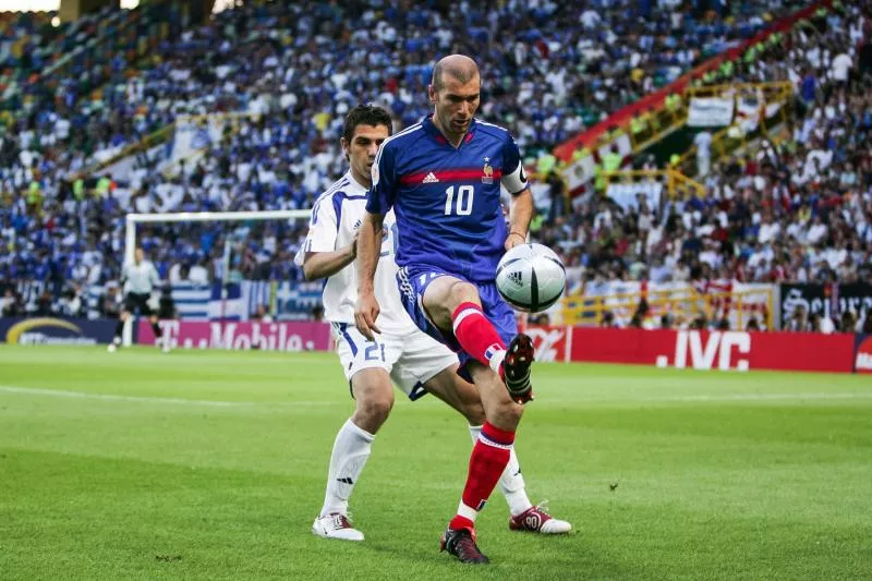 Zinedine ZIDANE of France and  Konstantinos KATSOURANIS of Greece during the Quarter Final European Championship match between France and Greece at Jose Alvalade, Lisbon, Portugal on 25 June 2004 ( Photo by Alain Gadoffre / Onze / Icon Sport )    - Photo by Icon Sport