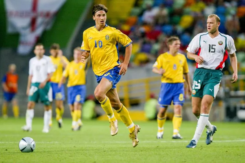 Zlatan IBRAHIMOVIC of Sweden and Mariyan HRISTOV of Bulgaria during the European Championship match between Sweden and Bulgaria at Estadio Jose Alvalade, Lisbon, Portugal on 14 June 2004 ( Photo by Eric Renard / Onze / Icon Sport )   - Photo by Icon Sport