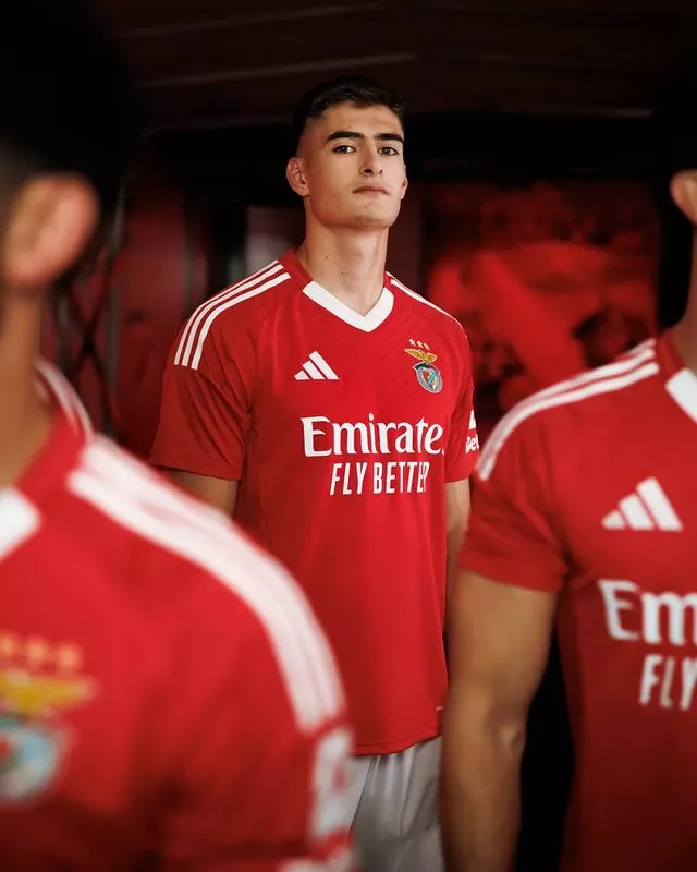 Benfica présente son nouveau maillot pour la saison 2024-2025