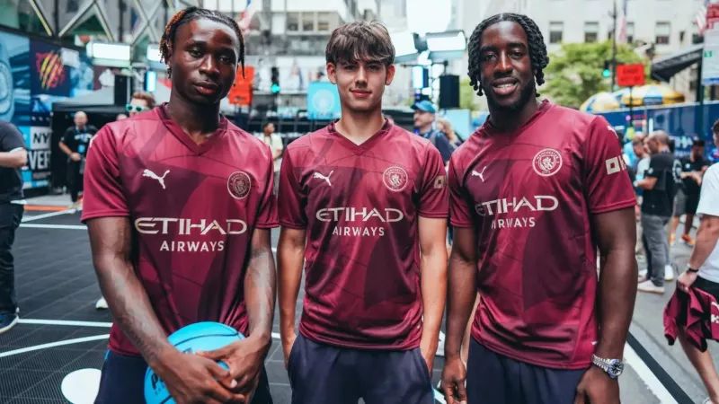 Manchester City révèle son troisième maillot pour la saison 24/25