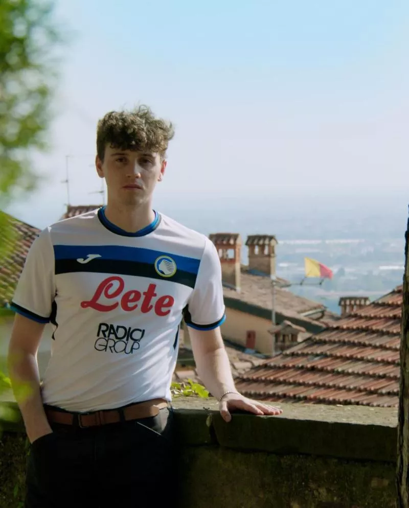 Un horrible sponsor débarque sur les nouveaux maillots de l'Atalanta