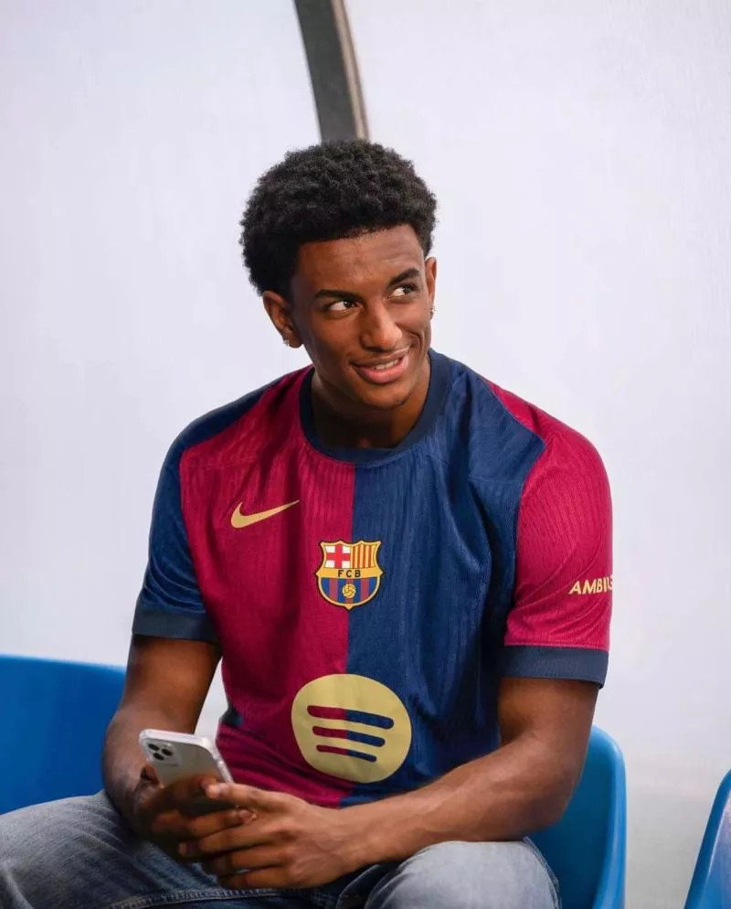 Le FC Barcelone rend hommage à son passé sur son nouveau maillot domicile