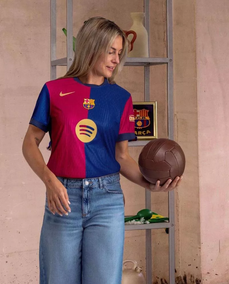 Le FC Barcelone rend hommage à son passé sur son nouveau maillot domicile