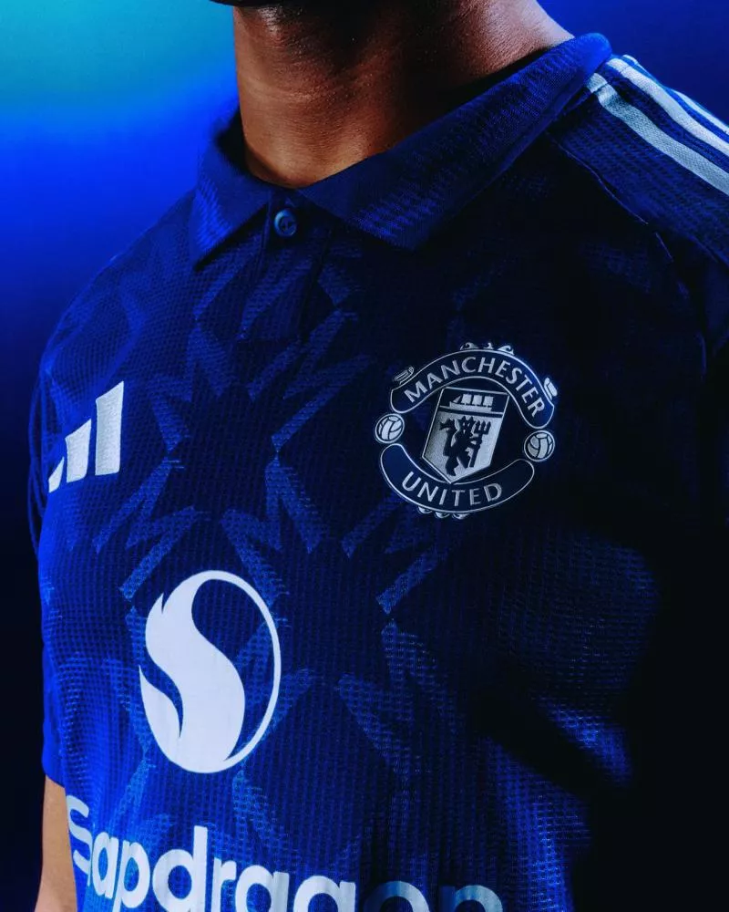 Le bleu fait son retour sur le nouveau maillot extérieur de Manchester United