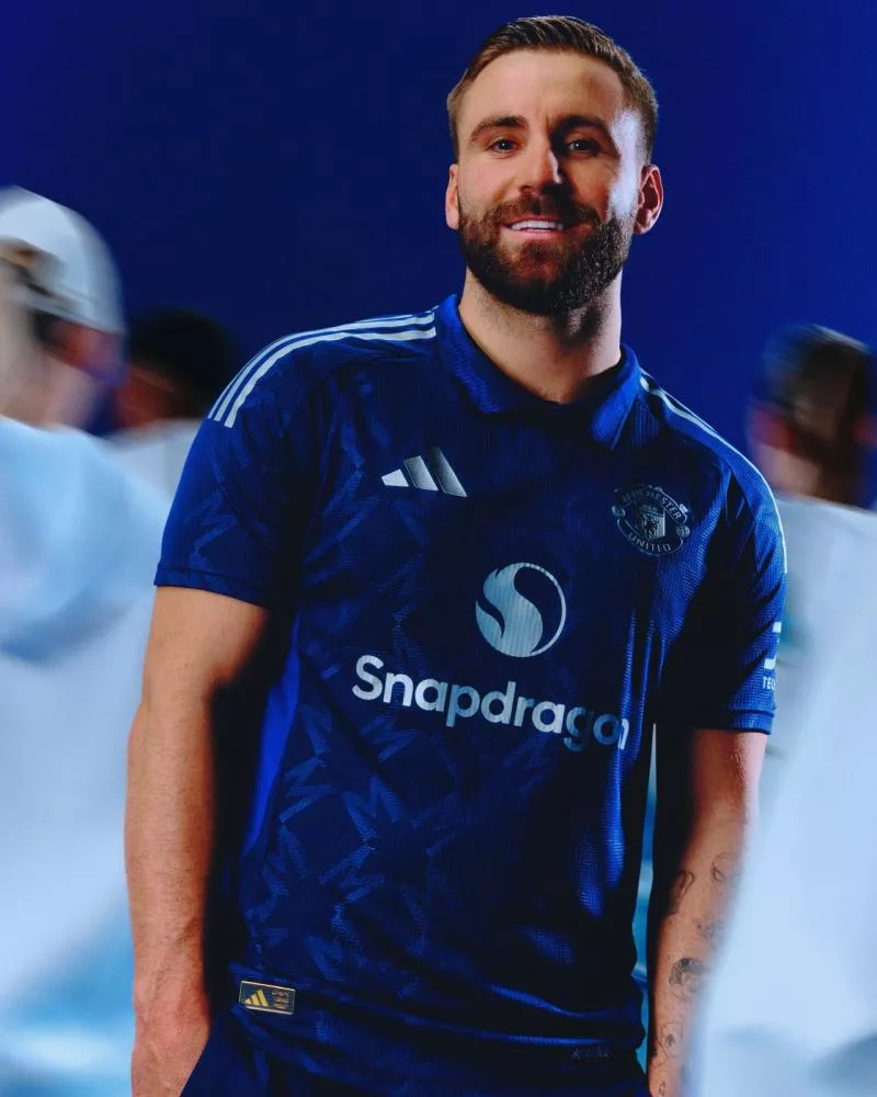 Le bleu fait son retour sur le nouveau maillot extérieur de Manchester United