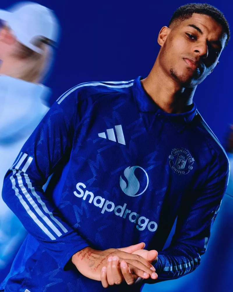 Le bleu fait son retour sur le nouveau maillot extérieur de Manchester United