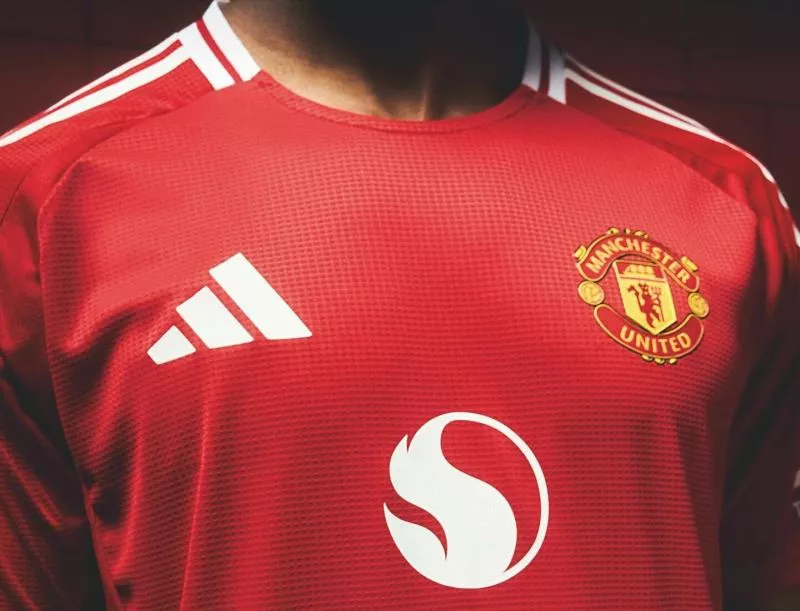Manchester United dévoile son nouveau maillot domicile pour la saison à venir