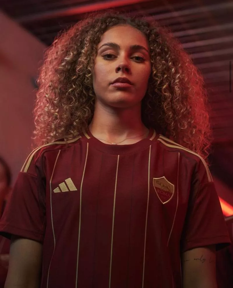 Le nouveau maillot domicile de la Roma présenté par adidas