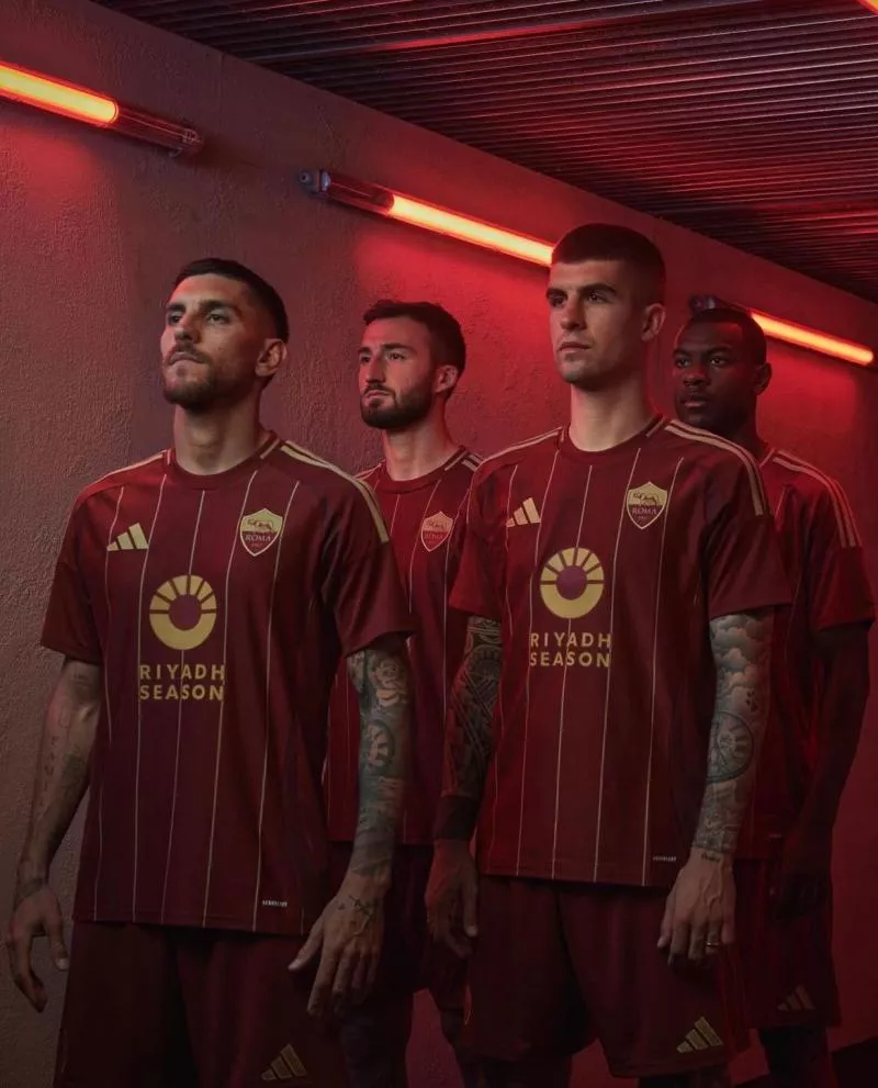 Le nouveau maillot domicile de la Roma présenté par adidas