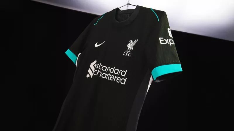 Liverpool dévoile un maillot away noir et bleu ciel