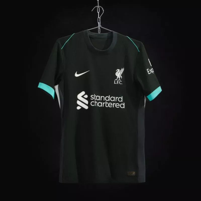 Liverpool dévoile un maillot away noir et bleu ciel