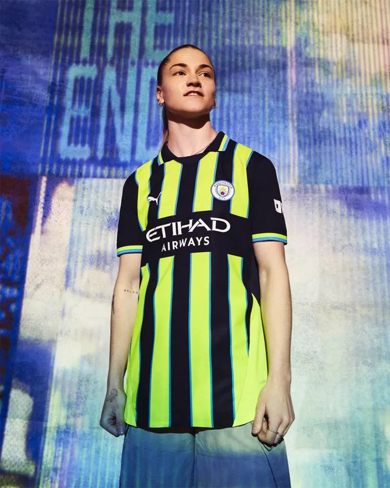 Le nouveau maillot extérieur de Manchester City rend hommage à celui de 1999