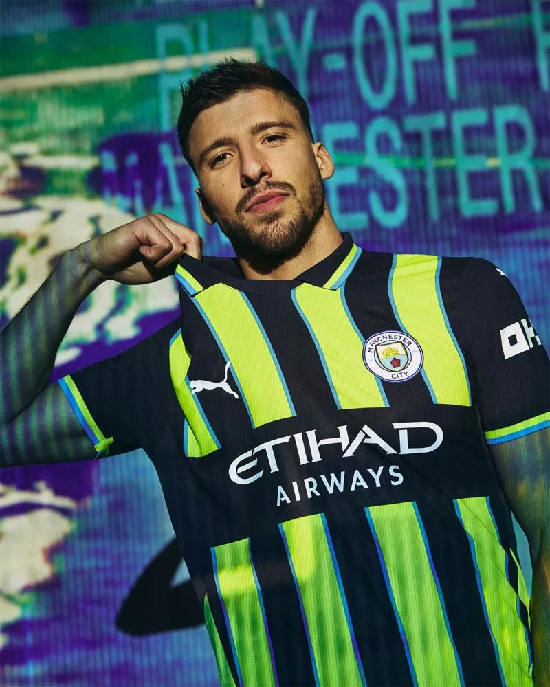 Le nouveau maillot extérieur de Manchester City rend hommage à celui de 1999