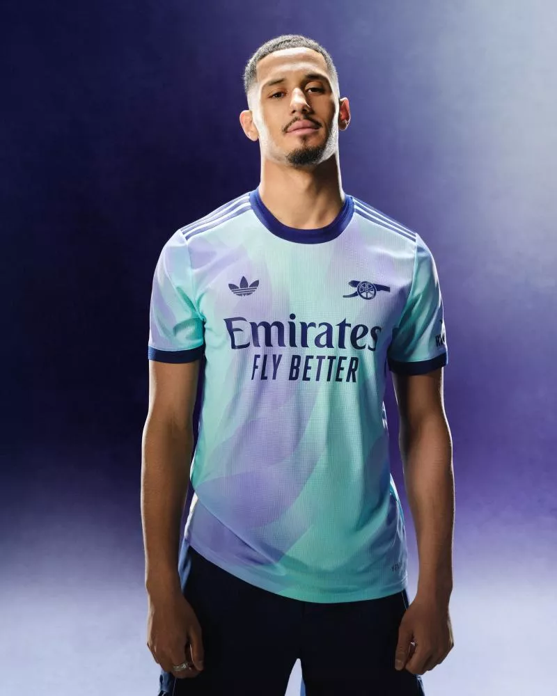 Arsenal dévoile son troisième maillot pour la saison 24/25