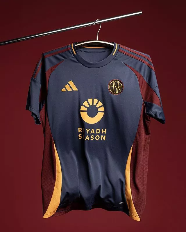 La Roma sort un maillot third avec un ancien blason