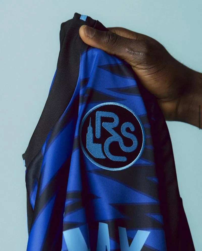 Le Racing Club de Strasbourg lance un maillot third à la sauce rétro