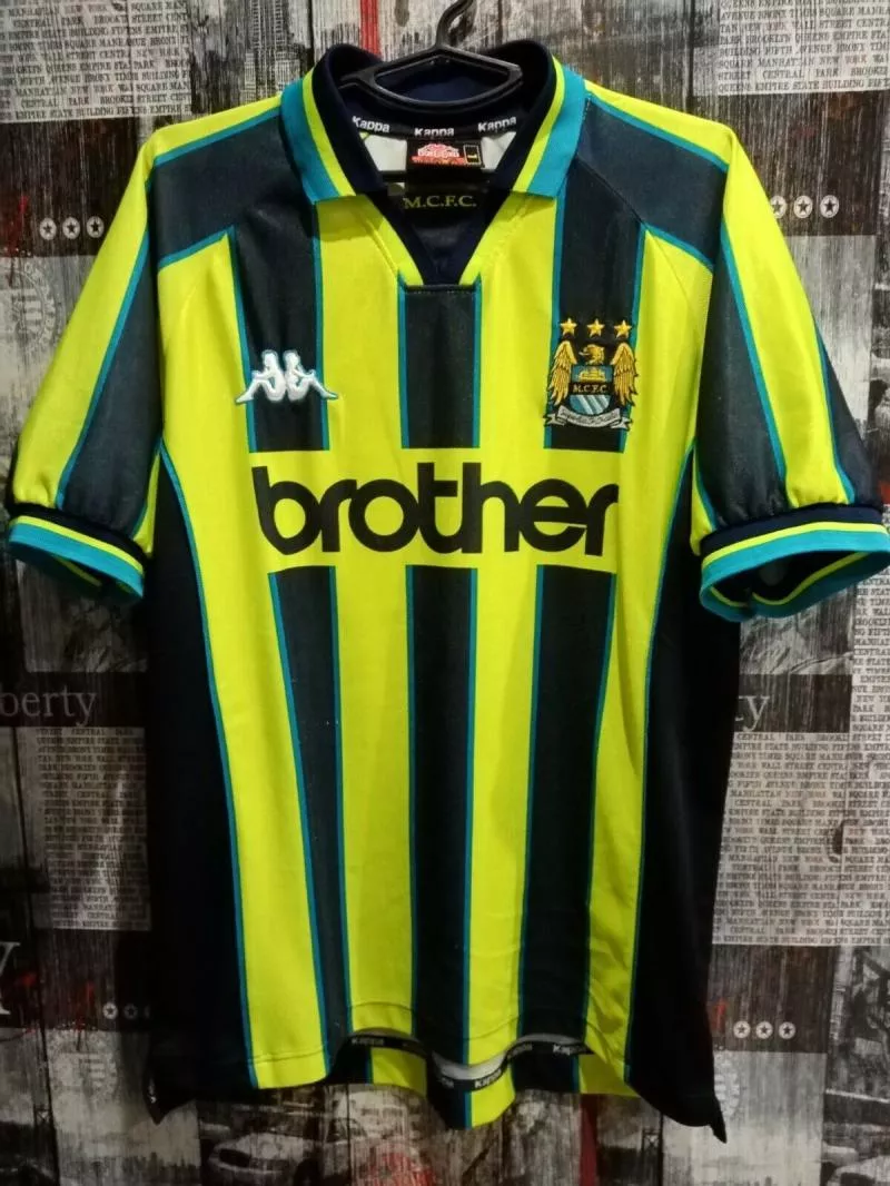 Le nouveau maillot extérieur de Manchester City rend hommage à celui de 1999