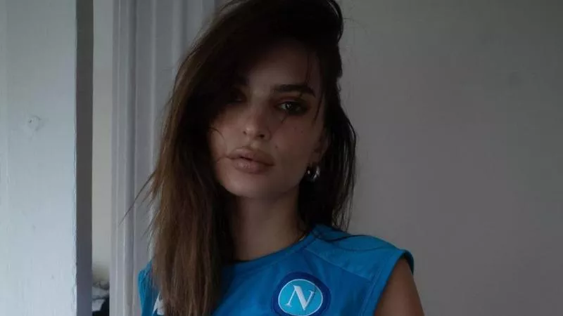 Emily Ratajkowski pose en maillot du Napoli