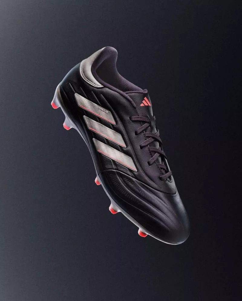 Une F50 rouge dans le nouveau pack de crampons adidas