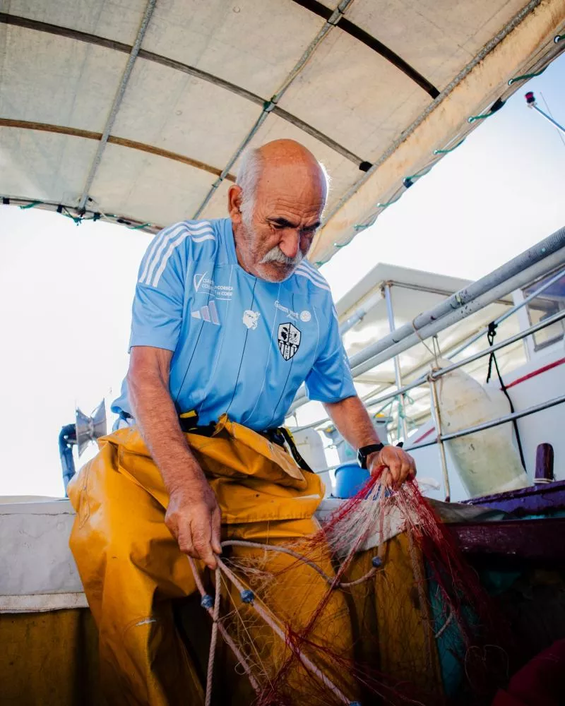 L'AC Ajaccio rend hommage aux pêcheurs de la ville à travers un maillot collector