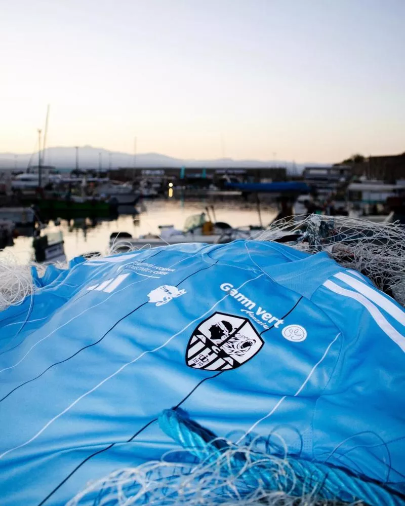 L'AC Ajaccio rend hommage aux pêcheurs de la ville à travers un maillot collector