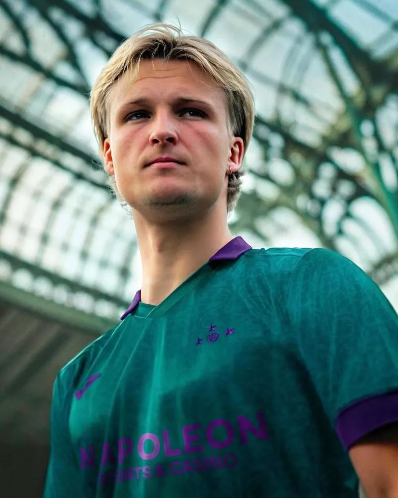 L’Art nouveau inspire le maillot third d’Anderlecht