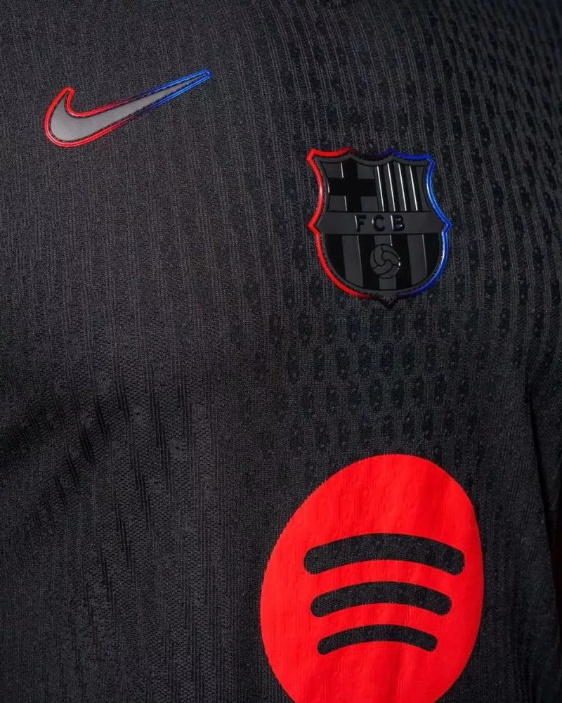 Le FC Barcelone lance (enfin) son nouveau maillot extérieur !