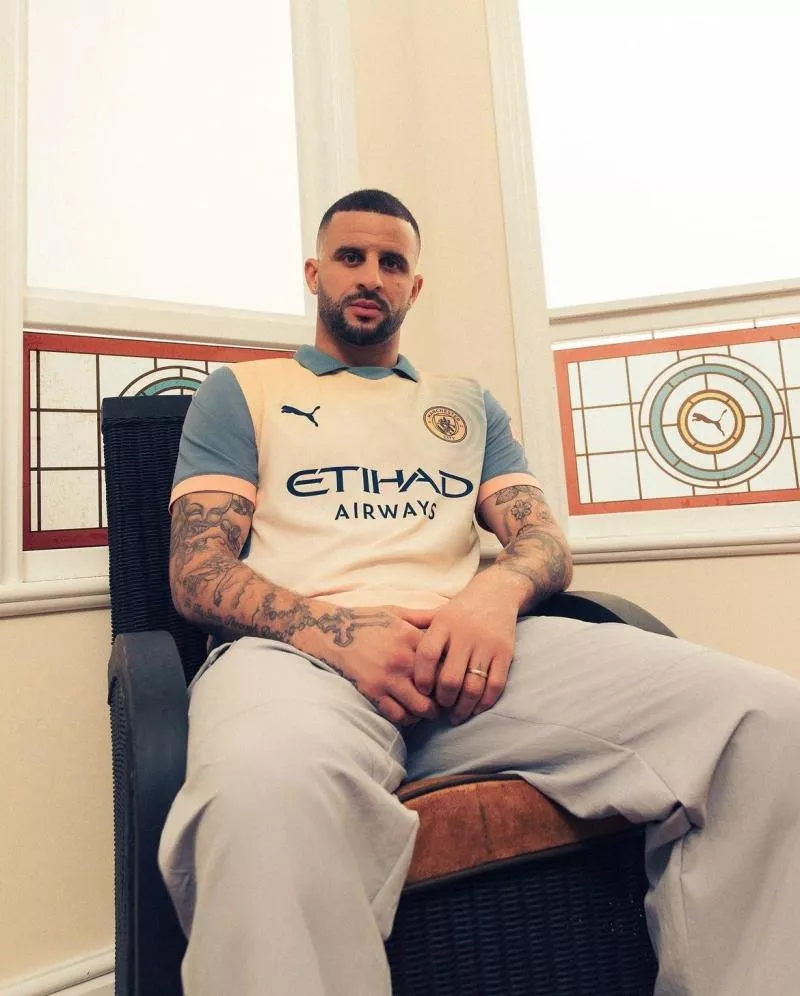 Man City lance un maillot en hommage aux 30 ans de l'album "Definitely Maybe" d'Oasis