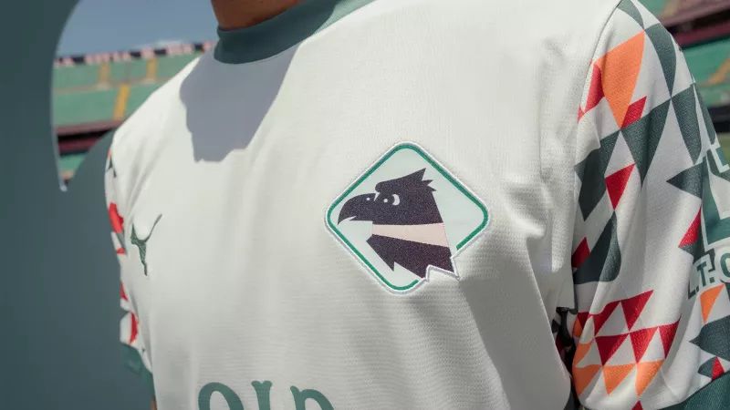 Palerme révèle un nouveau maillot avec un écusson rétro