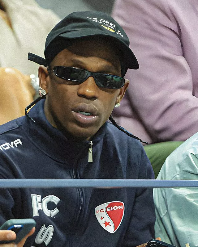 Quand Travis Scott débarque à l'US Open avec une veste du FC Sion