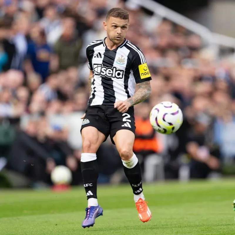 Quand Kieran Trippier joue avec une chaussure adidas et une chaussure PUMA