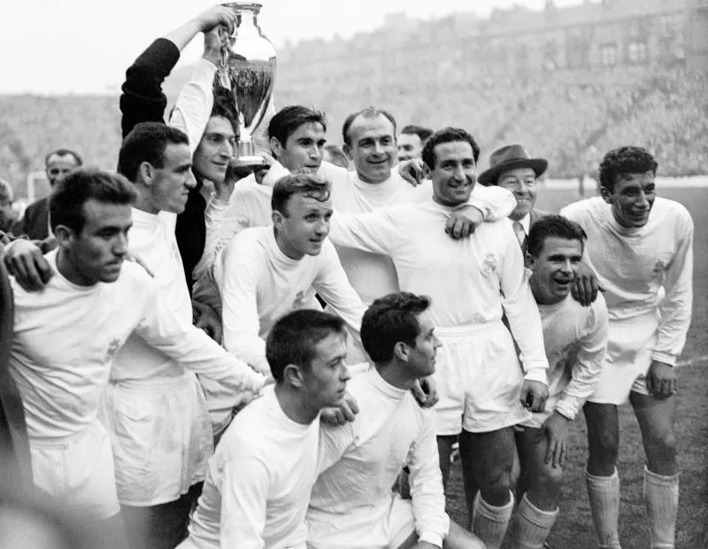 Team of Real Madrid celebrate with the European Cup after winning the trophy for the fifth successive year on May 18, 1960 during the match between Real Madrid v Eintracht Frankfurt in Hampden Park, Glasgow. (standing, l to r) Luis Del Sol, Canario, Dominguez, Jose Santamaria, Marquitos, Alfredo Di Stefano, Francisco Gento, Ferenc Puskas, Enriqe Pachin; (squatting, l to r) Vidal, Jose Zarraga  Photo by PA Images / Icon Sport   - Photo by Icon Sport