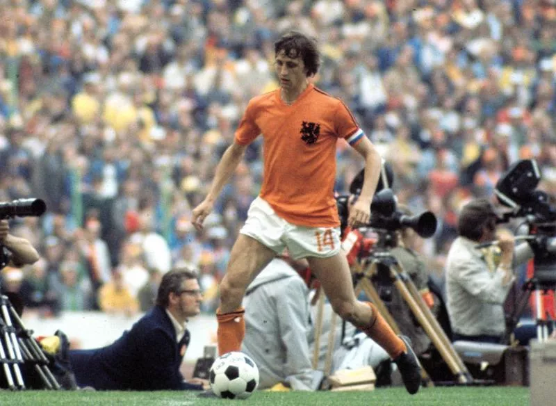 Der niederländische Spielregisseur, Torjäger und Kapitän Johan Cruyff am Ball am 07.07.1974 im Münchner Olympiastadion. Die Fußballnationalmannschaft der Niederlande verliert vor 75.300 Zuschauern das Finale der 10. Weltmeisterschaft gegen die Elf des Gastgebers Deutschland mit 1:2. Auch vier Jahre später verlieren die Niederlande das Endspiel (gegen die Argentinier, ebenfalls Gastgeber).  Foto: Werner Schulze  ACHTUNG! KEINE BILDFUNKVERWENDUNG | usage worldwide    Photo by Icon Sport   - Photo by Icon Sport