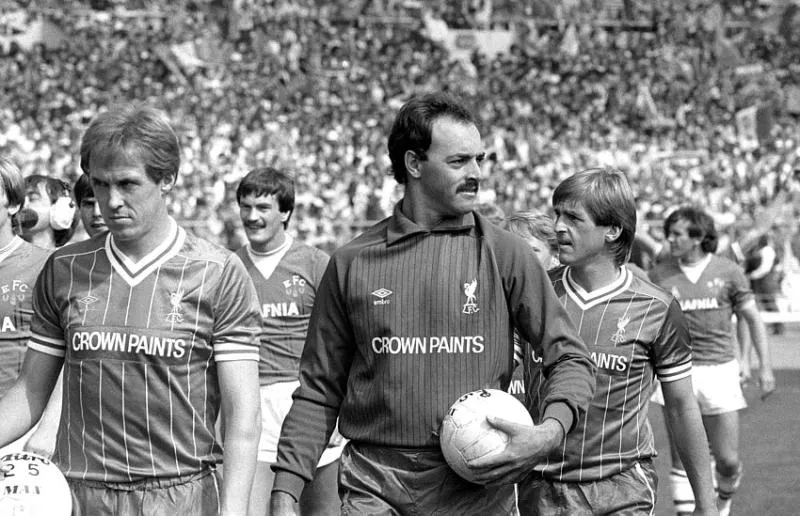 Liverpool&rsquo;s unorthodox goalkeeper Bruce Grobbelaar walks out with his team at Wembley to face Everton. Photo by Icon Sport &#8211; Photo by Icon Sport