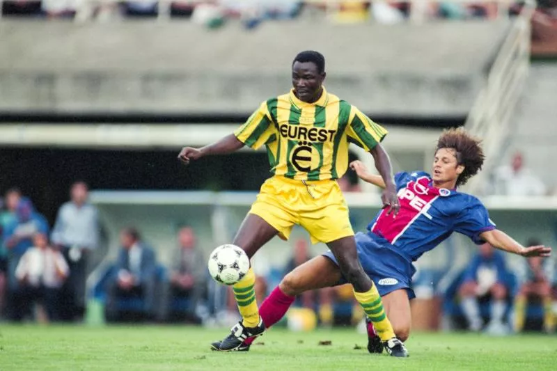 Daniel BRAVO of PSG and Japhet N'DORAM of Nantes during the Division 1 match between FC Nantes and Paris Saint Germain, at La Beaujoire Stadium, Nantes, France on August 4th 1995 ( Photo by Alain Gadoffre / Onze / Icon Sport )   - Photo by Icon Sport