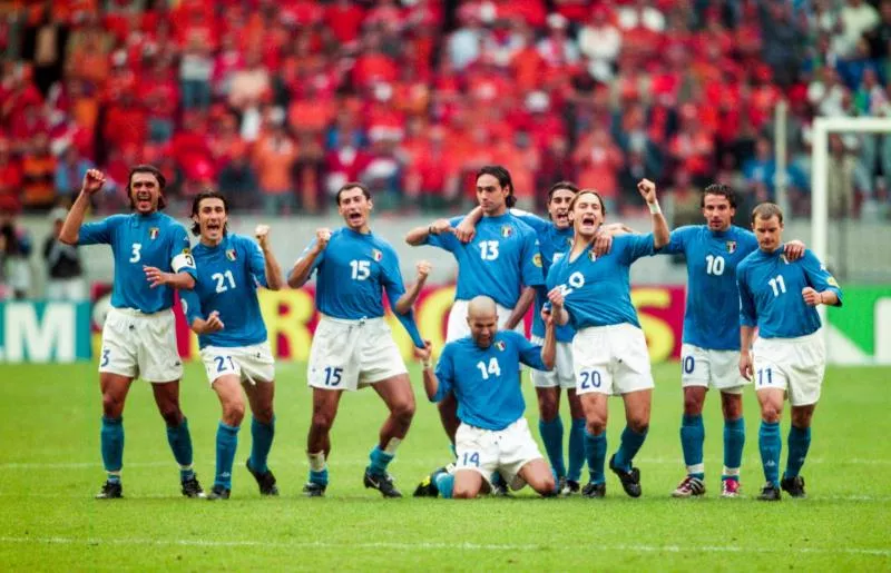 Paolo MALDINI, Marco DELVECCHIO, Mark IULIANO, Alessandro NESTA, Luigi DI BIAGIO, Francesco TOTTI, Alessandro DEL PIERO and Gianluca PESSOTTO of Italy celebrate during the European Championship semi final match between Italy and Netherlands at Amsterdam Arena, in Amsterdam on June 29th, 2000. ( Photo by Eric Renard / Onze / Icon Sport )   - Photo by Icon Sport