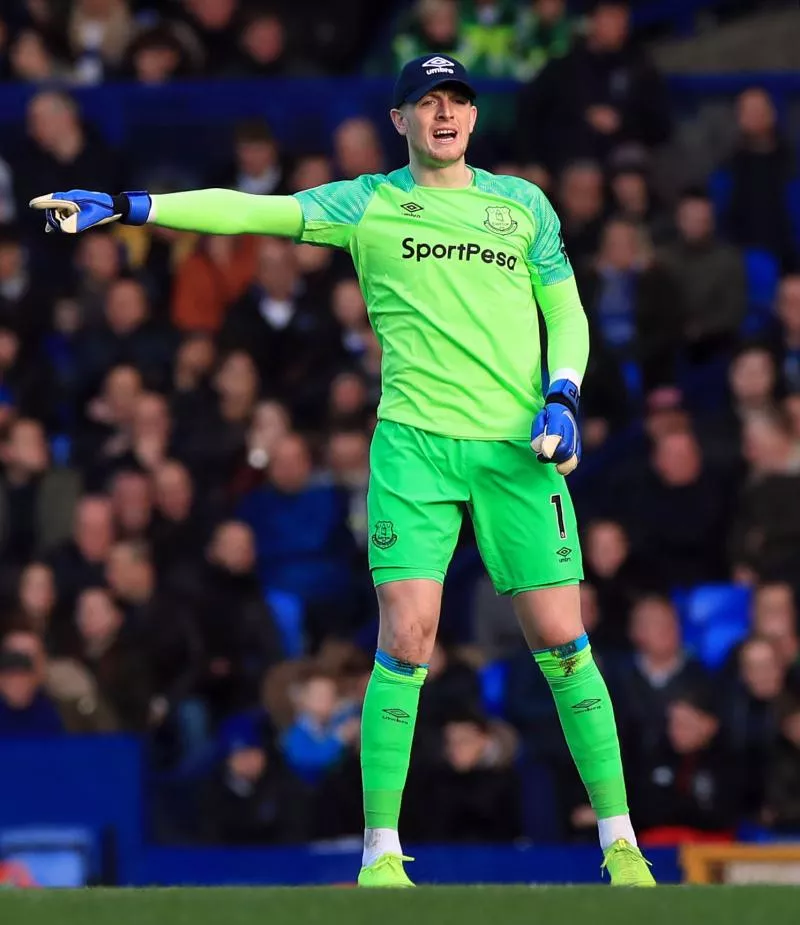 Everton goalkeeper Jordan Pickford wears a baseball cap to shield his eyes from the sun during the Premier League match between Everton and Leicester on 1st January 2019 Photo :  Rickett / PA Images / Icon Sport   - Photo by Icon Sport