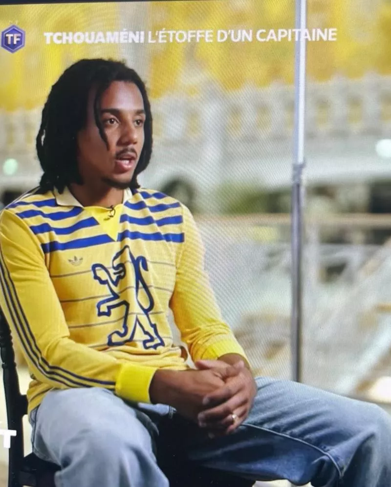 Quand Jules Koundé se pointe sur Téléfoot avec un maillot vintage de Sochaux