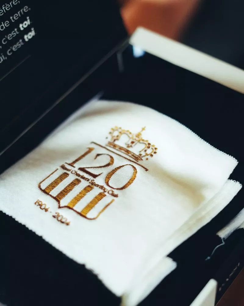 Le Sporting de Charleroi lance un superbe maillot collector pour ses 120 ans