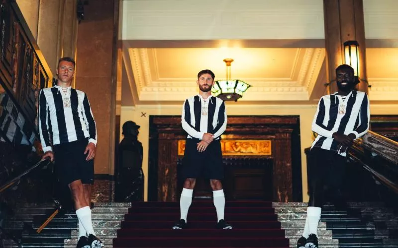 Le Sporting de Charleroi lance un superbe maillot collector pour ses 120 ans