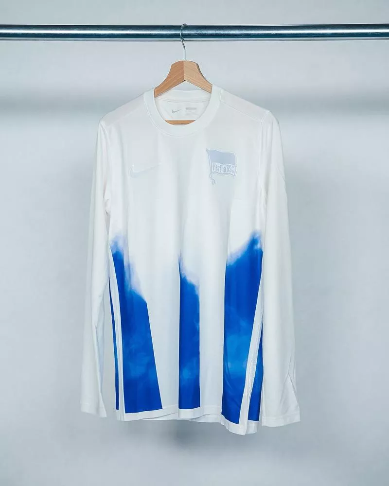 Le Hertha Berlin dévoile un maillot... surprenant !