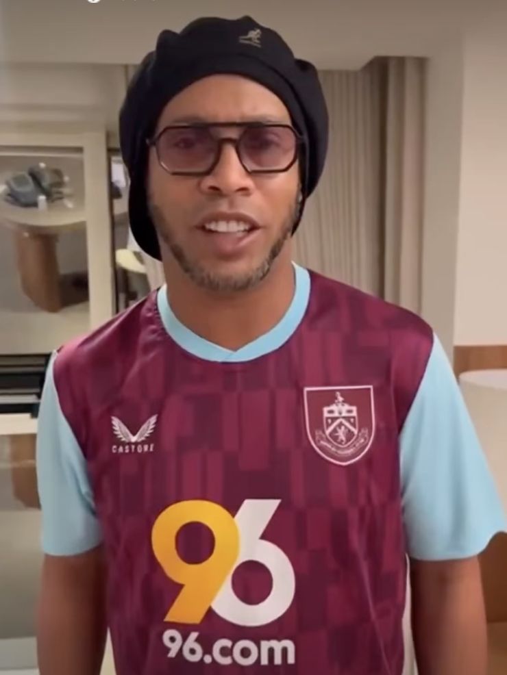 Ronaldinho fête Noël avec un maillot de Burnley