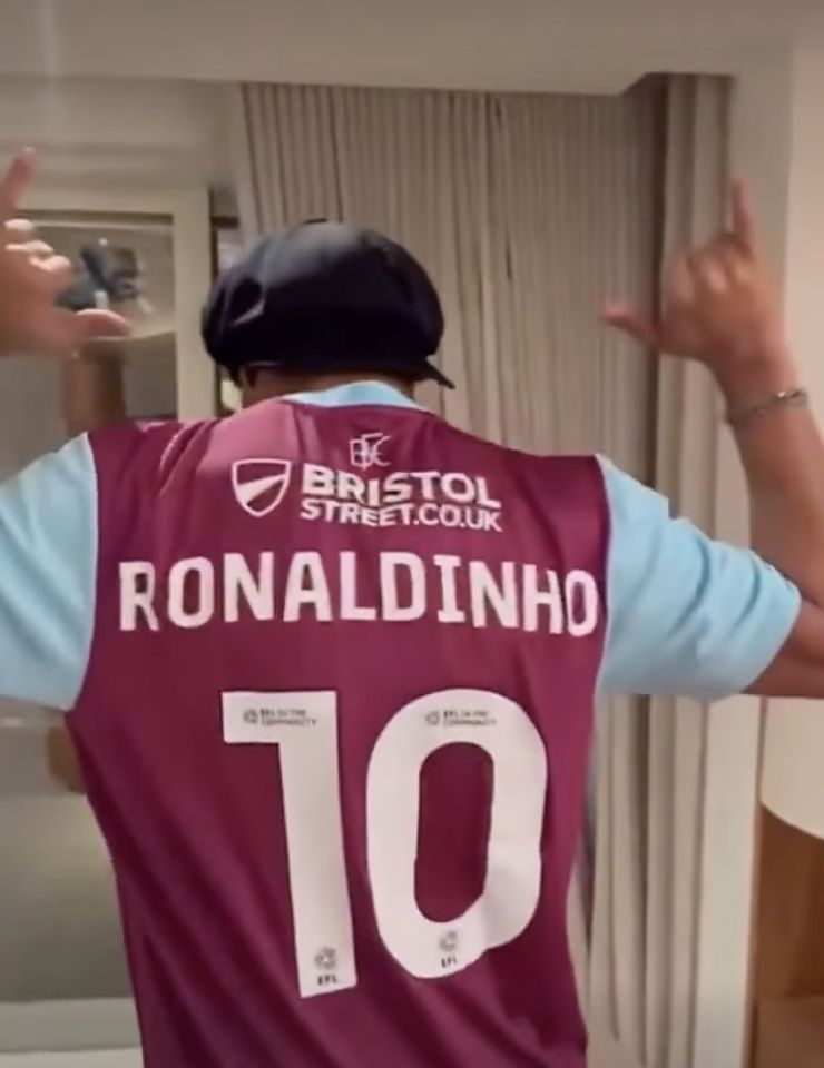 Ronaldinho fête Noël avec un maillot de Burnley